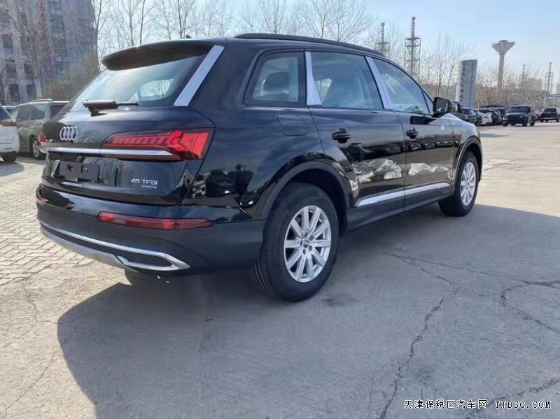 21款?yuàn)W迪Q7 現(xiàn)車手續(xù)齊熱賣中