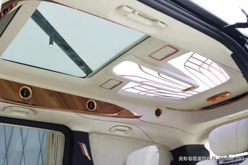 奔馳威霆 升級高頂雙門豪華商務(wù)車