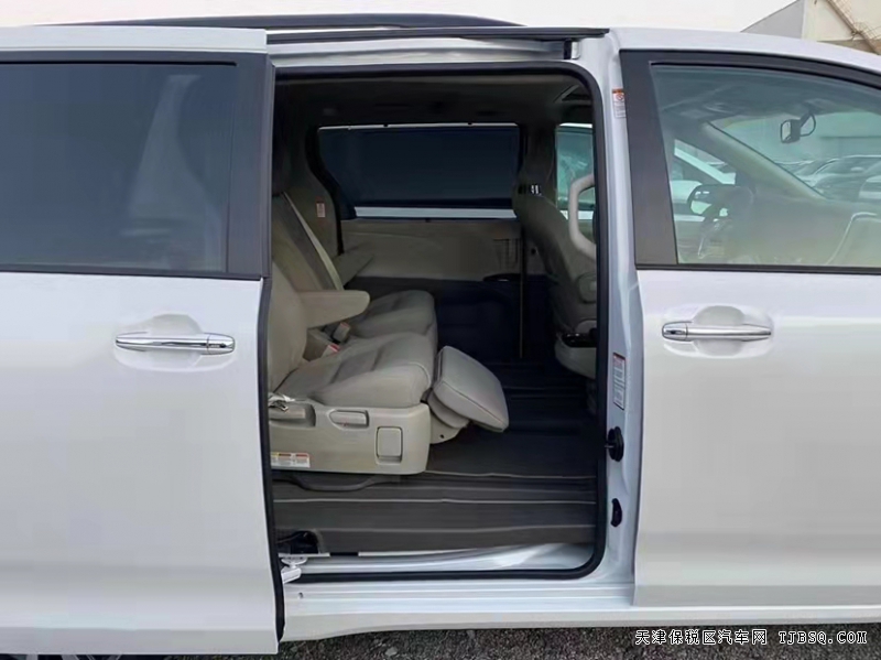 墨版豐田塞納3.5L兩驅(qū)XLE真皮 現(xiàn)車(chē)秒底價(jià)大放送