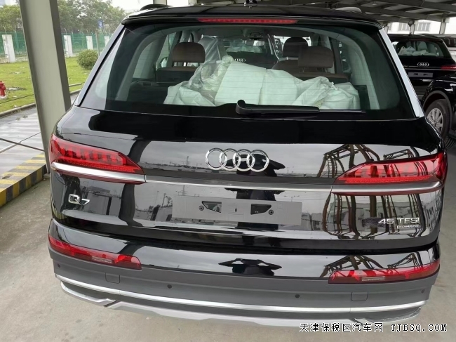 22款歐規(guī)奧迪Q7 2.0T 天津港口現(xiàn)車熱賣中
