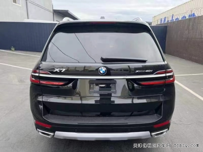 天津港平行進(jìn)口23款寶馬X7港口現(xiàn)車驚現(xiàn)108萬