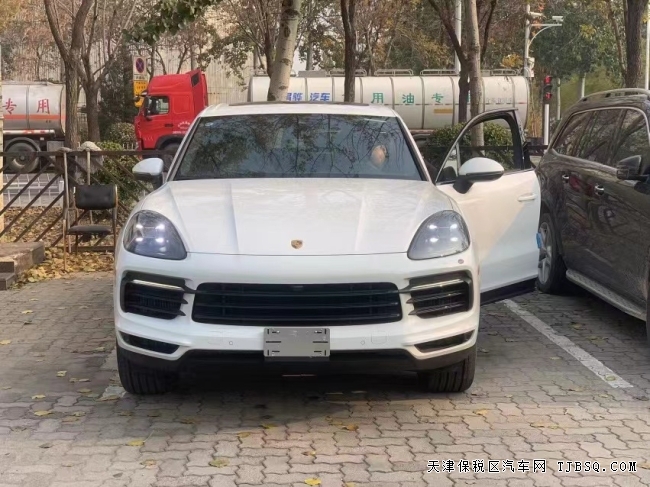 港口庫存19款保時捷卡宴3.0T油混 現(xiàn)車一臺 特價秒殺中