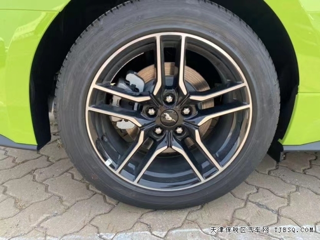 港口大撿漏車型 20多萬就能提到的拉風(fēng)轎跑福特野馬