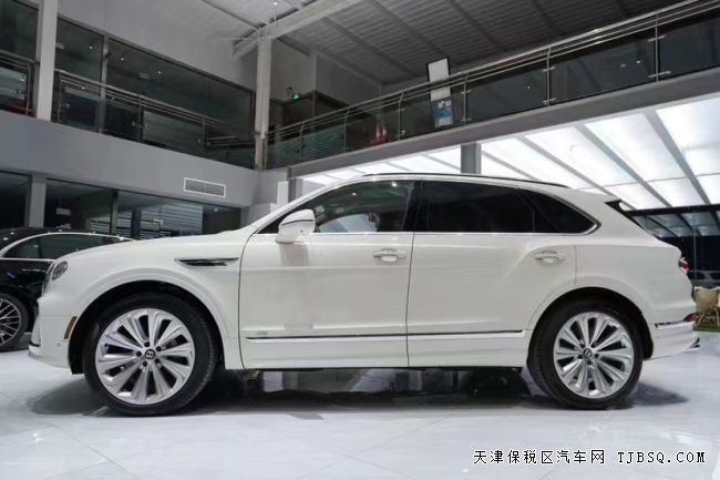 天津平行進(jìn)口賓利添越V8，熱賣，降價款，白色外觀駝絨金內(nèi)飾