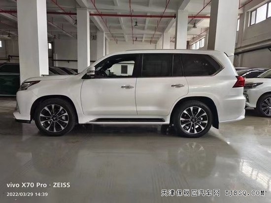 15045922255 受疫情影響港口大批雷克薩斯LX570無人問津慘不忍睹