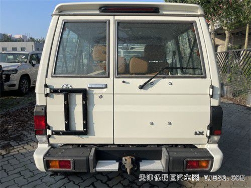 22款酷路澤LC71  4.0 汽油這么強(qiáng)悍的越野車可不多見