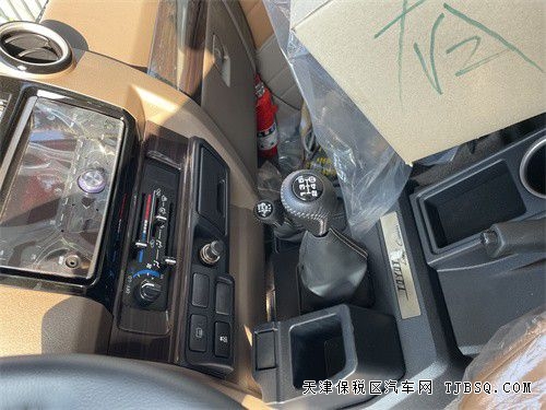 22款酷路澤LC71  4.0 汽油這么強(qiáng)悍的越野車可不多見