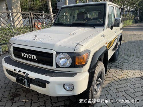 22款酷路澤LC71  4.0 汽油這么強(qiáng)悍的越野車可不多見