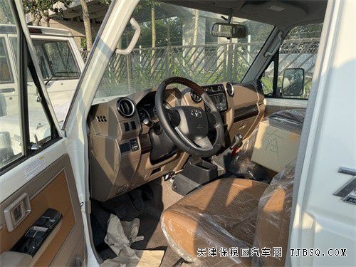 22款酷路澤LC71  4.0 汽油這么強(qiáng)悍的越野車可不多見