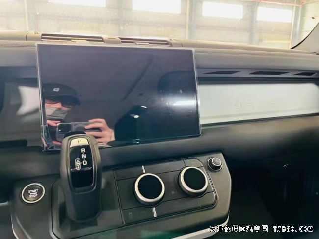 全新2023款路虎衛(wèi)士新車到店 低至60多萬起售 港口獨(dú)有車型