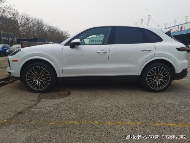 2023款保時(shí)捷卡宴鉑金版給你的不一樣體驗(yàn) 港口現(xiàn)車