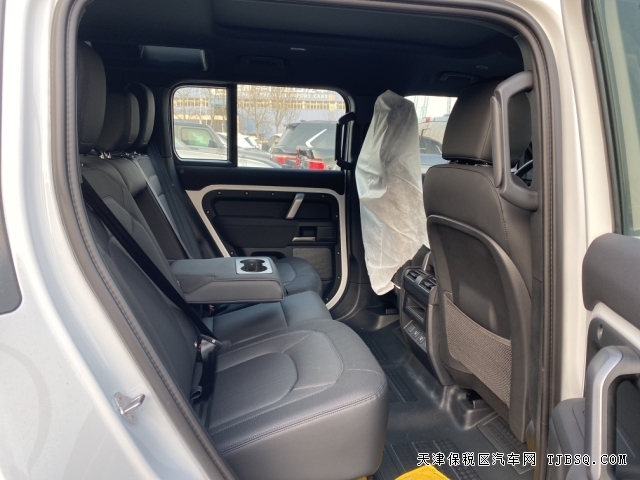 平行進(jìn)口23款路虎衛(wèi)士110四門柴油3.0T天津港現(xiàn)車熱賣中