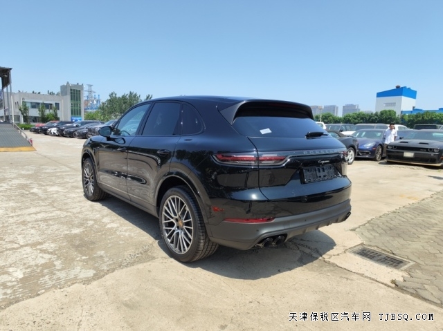 平行進(jìn)口23款保時(shí)捷卡宴鉑金版港口國(guó)六現(xiàn)車打造誠(chéng)信商家品牌杜絕低價(jià)套路讓買車人放心安心