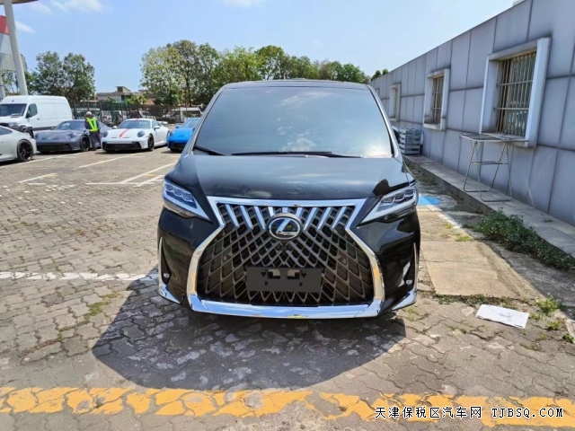 全新雷克薩斯LM300h商務的車側(cè)造型與現(xiàn)款豐田埃爾法相識度極高