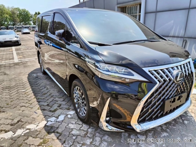 全新雷克薩斯LM300h商務的車側(cè)造型與現(xiàn)款豐田埃爾法相識度極高