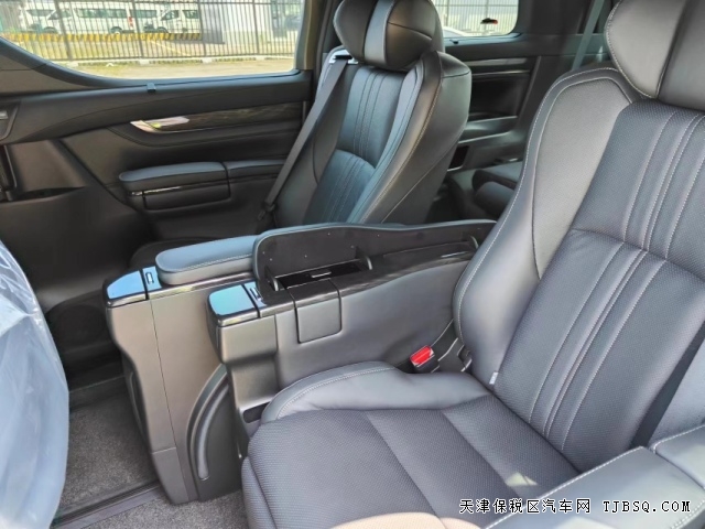 全新雷克薩斯LM300h商務的車側(cè)造型與現(xiàn)款豐田埃爾法相識度極高