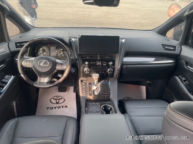 全新雷克薩斯LM300h商務的車側(cè)造型與現(xiàn)款豐田埃爾法相識度極高