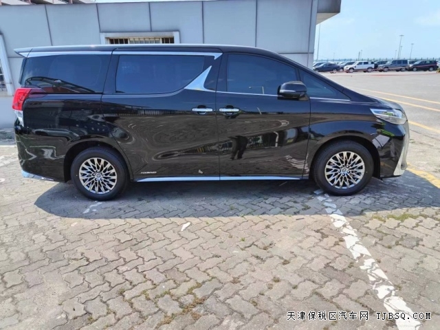 全新雷克薩斯LM300h商務的車側(cè)造型與現(xiàn)款豐田埃爾法相識度極高