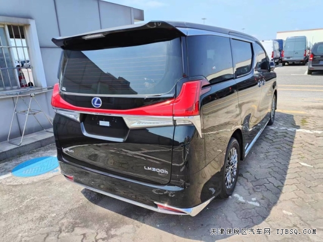 全新雷克薩斯LM300h商務的車側(cè)造型與現(xiàn)款豐田埃爾法相識度極高