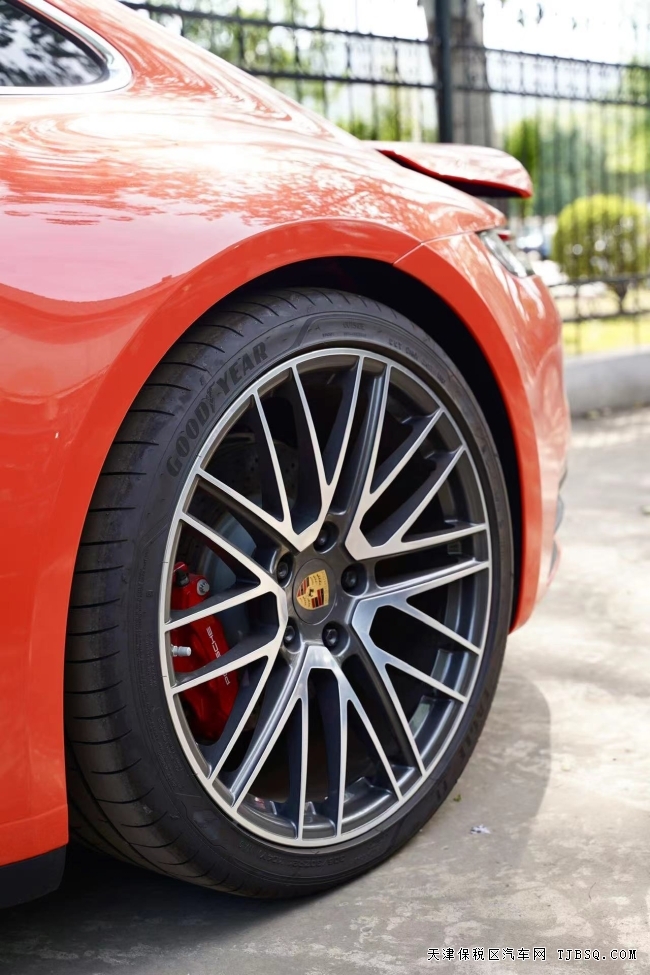 22款911 Carrera 4S，熔巖橙/波爾多紅 現(xiàn)車全國(guó)上牌 可分期