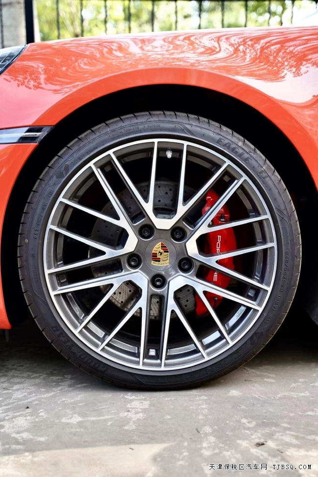 22款911 Carrera 4S，熔巖橙/波爾多紅 現(xiàn)車全國(guó)上牌 可分期