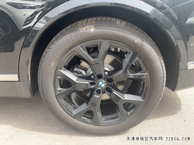 全尺寸SUV的代表車型最新款升級(jí)后寶馬X7港口熱銷中最新配置參數(shù)行情價(jià)格92.5萬起
