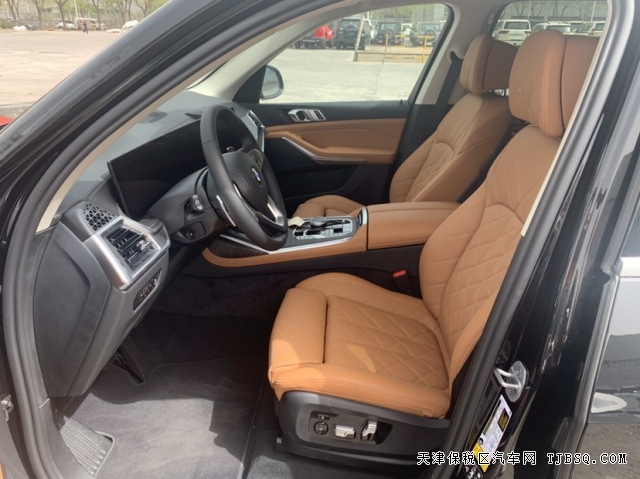 全尺寸SUV的代表車型最新款升級(jí)后寶馬X7港口熱銷中最新配置參數(shù)行情價(jià)格92.5萬起