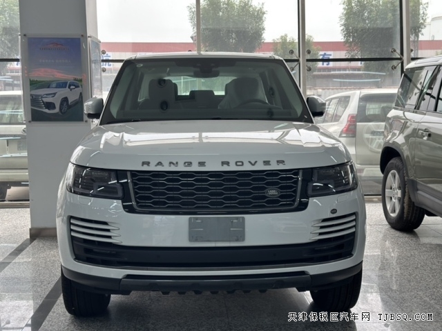經(jīng)典的第四代路虎攬勝行政版P400港口庫(kù)存現(xiàn)車(chē)國(guó)六b最新售價(jià)135萬(wàn)