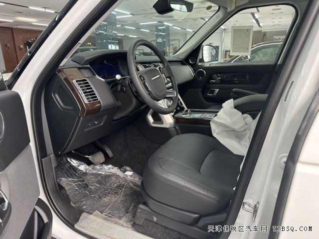 經(jīng)典的第四代路虎攬勝行政版P400港口庫(kù)存現(xiàn)車(chē)國(guó)六b最新售價(jià)135萬(wàn)