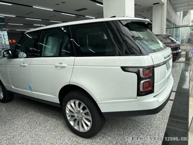 經(jīng)典的第四代路虎攬勝行政版P400港口庫(kù)存現(xiàn)車(chē)國(guó)六b最新售價(jià)135萬(wàn)