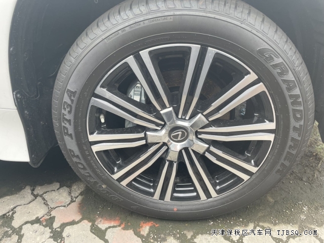 平行進口中東版雷克薩斯LX570港口最后一排5.7L自然吸氣發(fā)動機