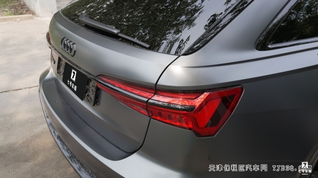 平行進(jìn)口23款?yuàn)W迪RS6 4.0T西裝暴徒獨(dú)家車型港口最新現(xiàn)車售價(jià)200