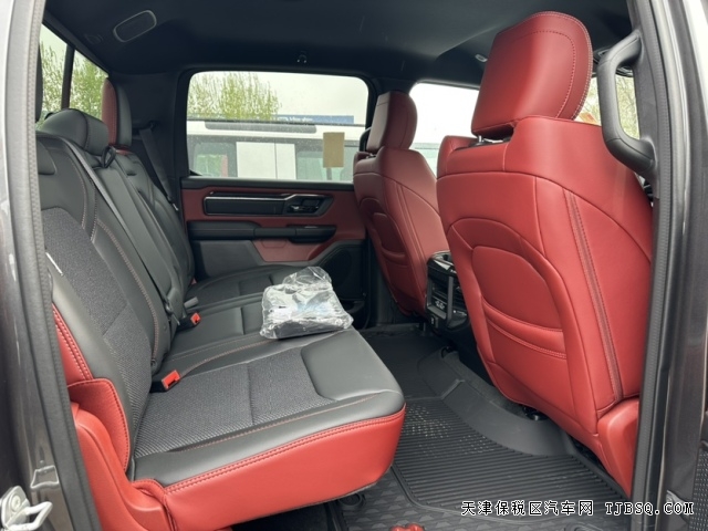 美式大皮卡道奇霸王龍6.2機(jī)械增壓港口庫(kù)存壓力大港口現(xiàn)車僅售82萬(wàn)