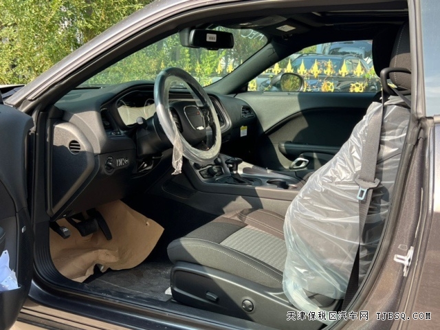 美式肌肉跑車道奇挑戰(zhàn)者3.6L天津港國六b現(xiàn)車售價四十萬左右