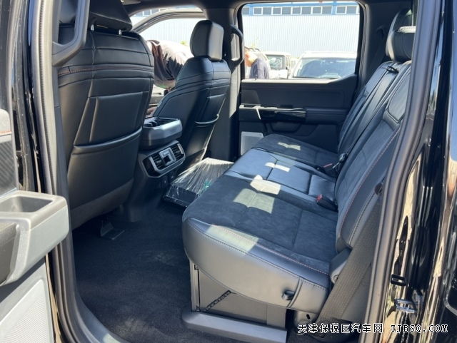 全新23款福特猛禽R亮相港口5.2T機(jī)械增壓馬力超過700匹霸王龍也得仰視
