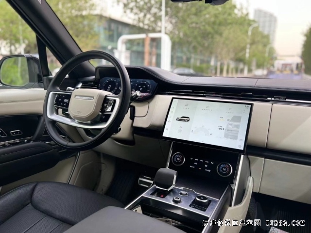 路虎攬勝行政4.4T加長(zhǎng)版天津港口現(xiàn)車全國(guó)可分期低息購(gòu)車