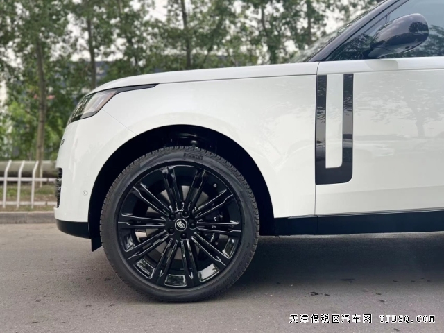 路虎攬勝行政4.4T加長(zhǎng)版天津港口現(xiàn)車全國(guó)可分期低息購(gòu)車