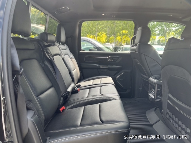 真男人大玩具美式大皮卡道奇霸王龍6.2L機(jī)械增壓庫存嚴(yán)重僅售八十多萬
