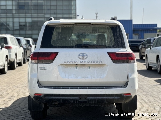 中東版豐田酷路澤LC300車輛集中到港報(bào)關(guān)致使車價(jià)暴跌港口僅售八十冒頭