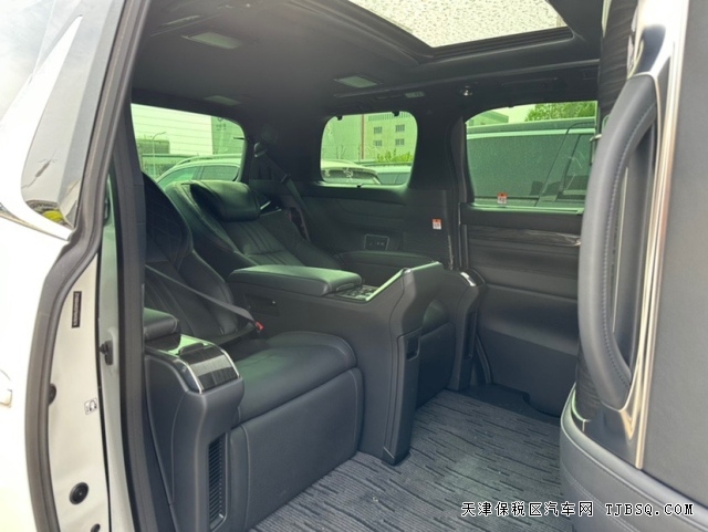 國六B23款雷克薩斯LM350豪華商務(wù)車搭載3.5L發(fā)動機(jī)港口絕版車型