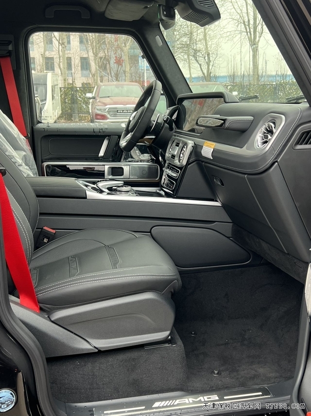 平行進(jìn)口24款奔馳AMG G63三把鎖港口行情227萬能買到什么配置
