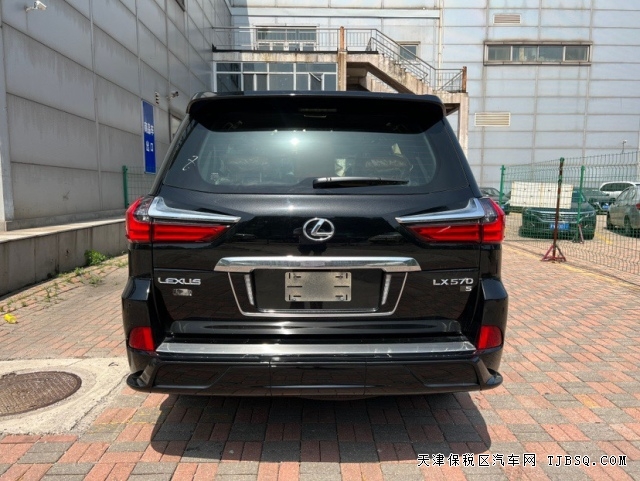 氣場(chǎng)強(qiáng)大的中東限量S LX570 大佬座駕港口現(xiàn)車(chē)二百多萬(wàn)