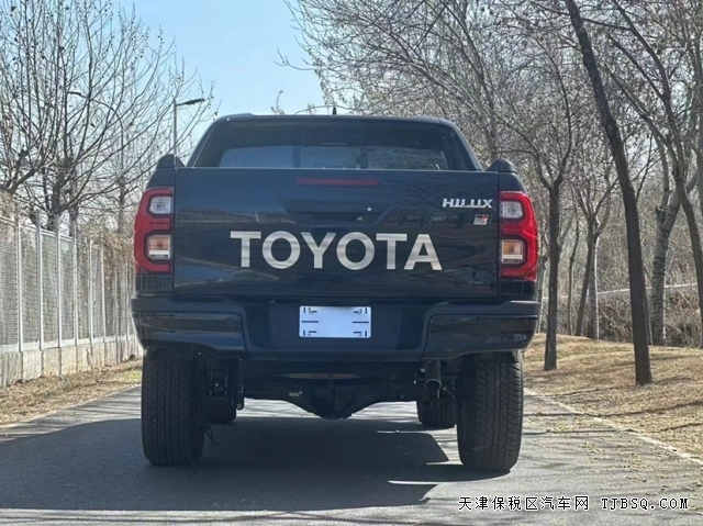 經(jīng)極端路況和戰(zhàn)爭(zhēng)檢驗(yàn)過(guò)的豐田海拉克斯皮卡車(chē)柴油2.8T港口熱銷(xiāo)中