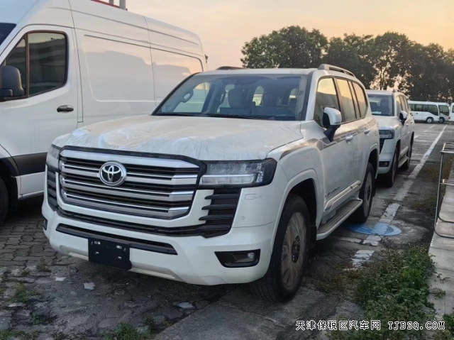 中東版豐田LC300陸巡3.3T柴油版高燃油經(jīng)濟性的硬派越野車