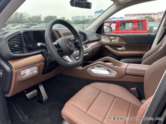 24款美規(guī)奔馳GLS450七座AMG包黑外棕內(nèi)港口最具性價(jià)比車型