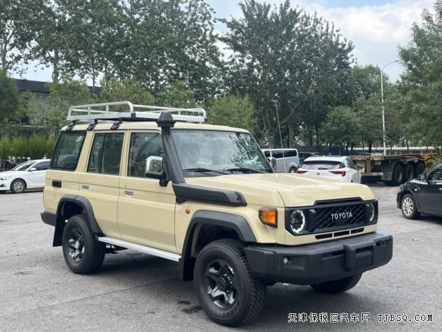 24款中東版自動(dòng)擋酷路澤LC76柴油2.8T梅花燈現(xiàn)車港口行情參數(shù)