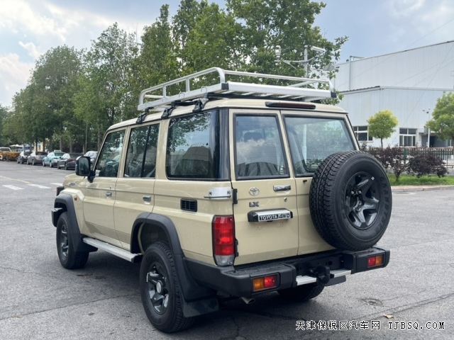 24款中東版自動(dòng)擋酷路澤LC76柴油2.8T梅花燈現(xiàn)車港口行情參數(shù)