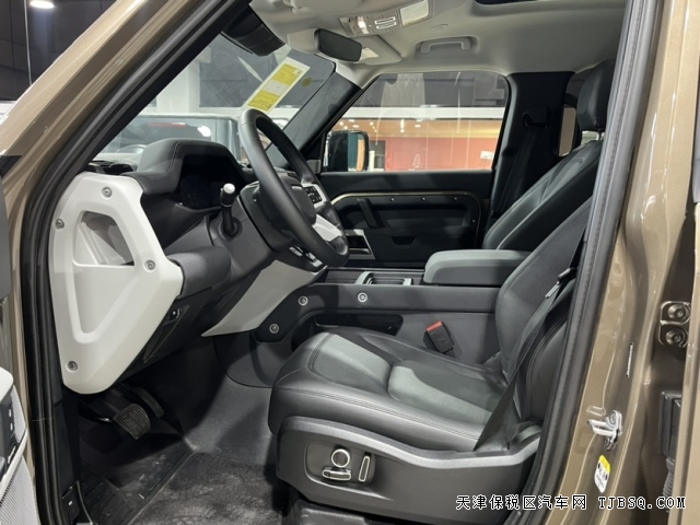 新款路虎衛(wèi)士130長(zhǎng)軸柴油D300高功率現(xiàn)車本家批發(fā)價(jià)