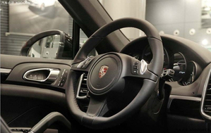 美規(guī)版保時捷卡宴鉑金版現(xiàn)車 絢麗典雅桃紅木