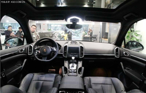 美規(guī)版保時捷卡宴鉑金版現(xiàn)車 絢麗典雅桃紅木